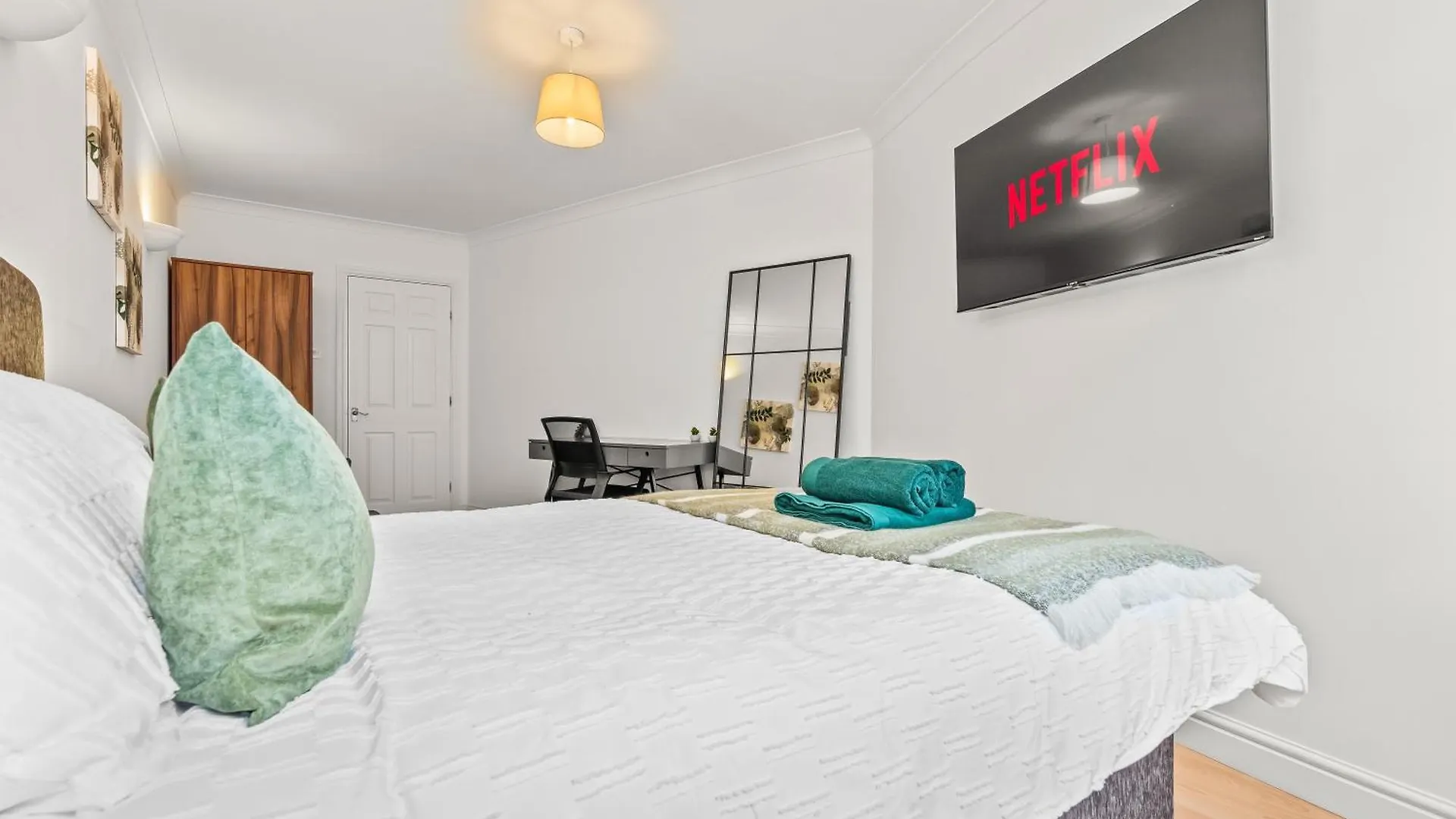 Leeds Central Modern Flat - Sleeps 6 0*, Leeds (West Yorkshire)